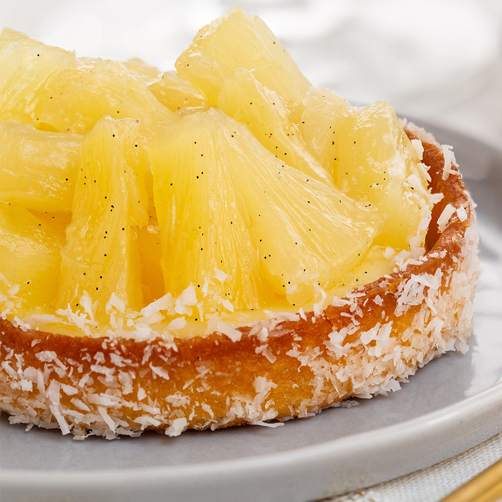 Tart with freeze-dried pineapple and other fresh ingredients